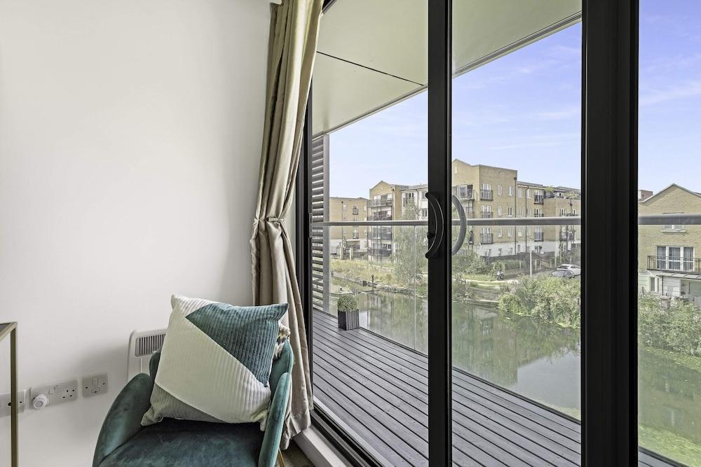 Gorgeous Mile End Flat - Tap to explore photos