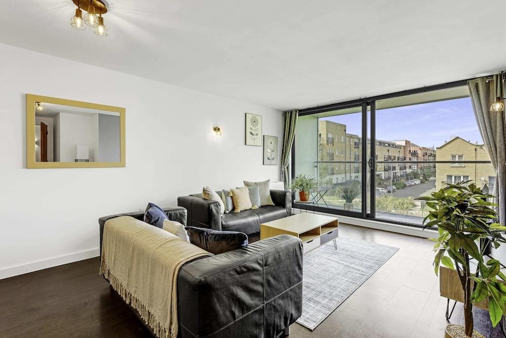 Gorgeous Mile End Flat - Tap to explore photos
