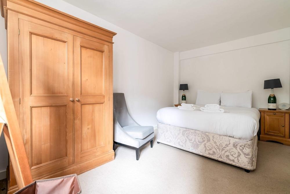 Gorgeous Putney Flat - Tap to explore photos