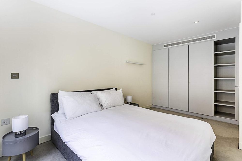 Modern Shoreditch Apartment - Tap to explore photos