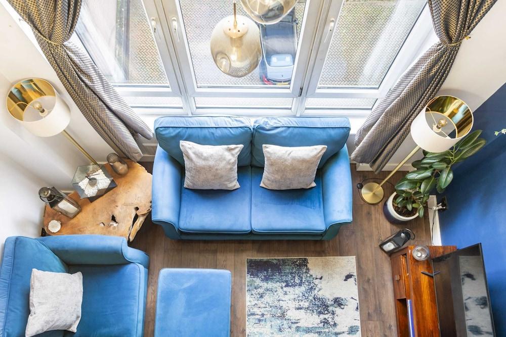 Beautiful One Bed Apartment In East London - Tap to explore photos