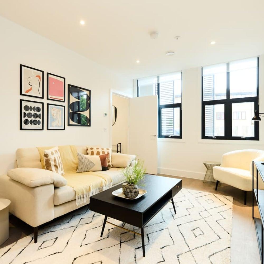 The Mitcham Place - Lovely 2bdr Flat - Tap to explore photos