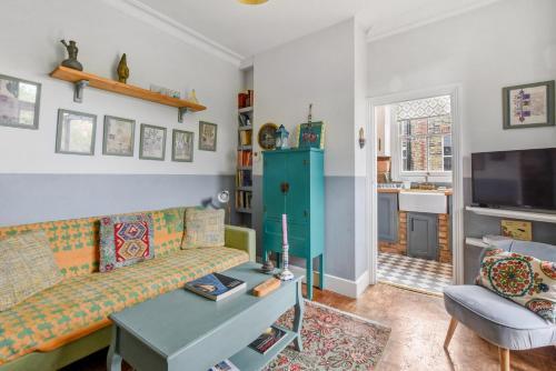 Charming London With Balcony - Tap to explore photos