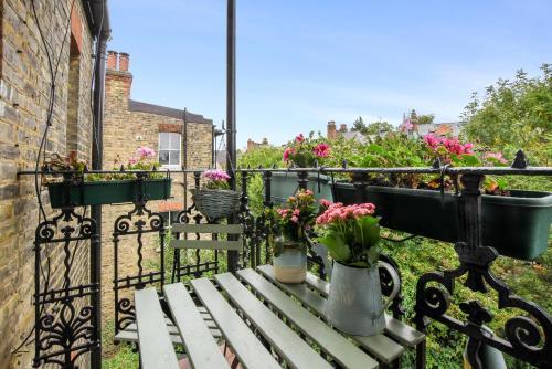 Charming London With Balcony - Tap to explore photos