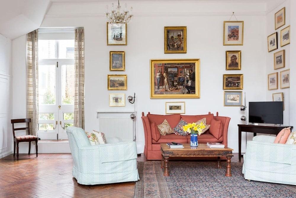 Artistic 1bed Flat - Tap to explore photos