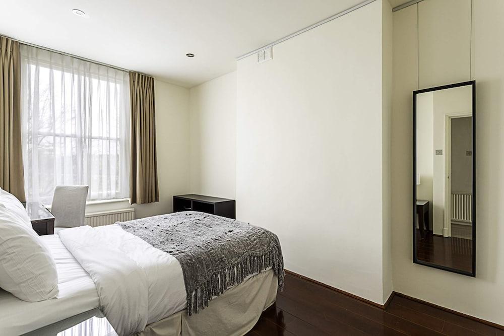 Cosy Kensington Two Bedroom Flat - Tap to explore photos