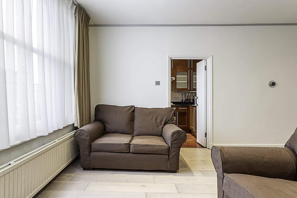 Cosy Kensington Two Bedroom Flat - Tap to explore photos