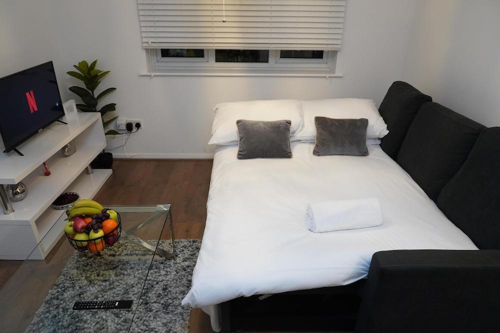 Cosy 2-bedroom Apartment With Parking - Tap to explore photos