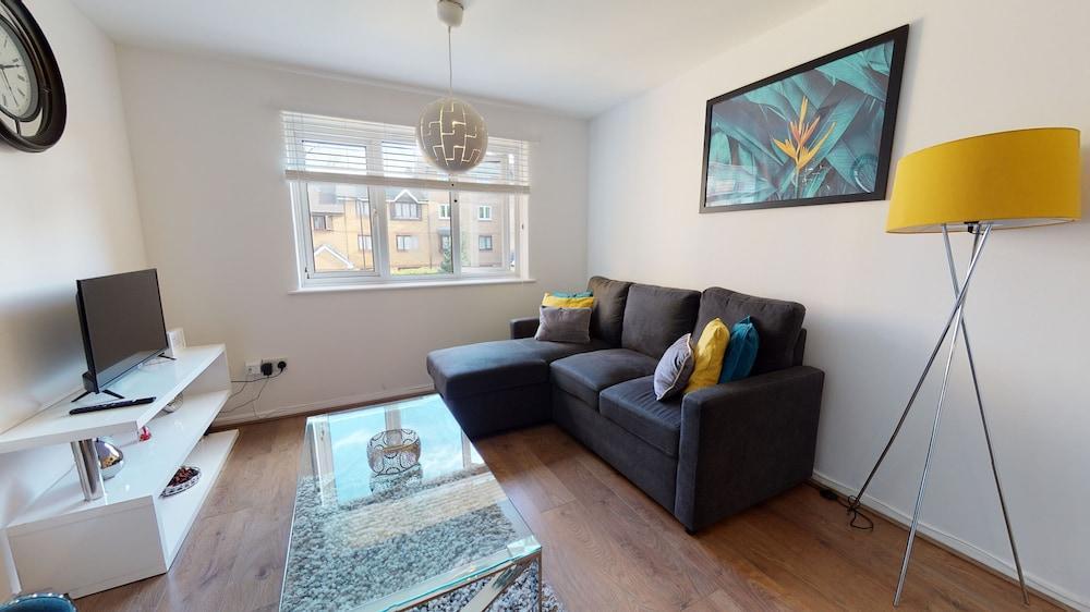 Cosy 2-bedroom Apartment With Parking - Tap to explore photos