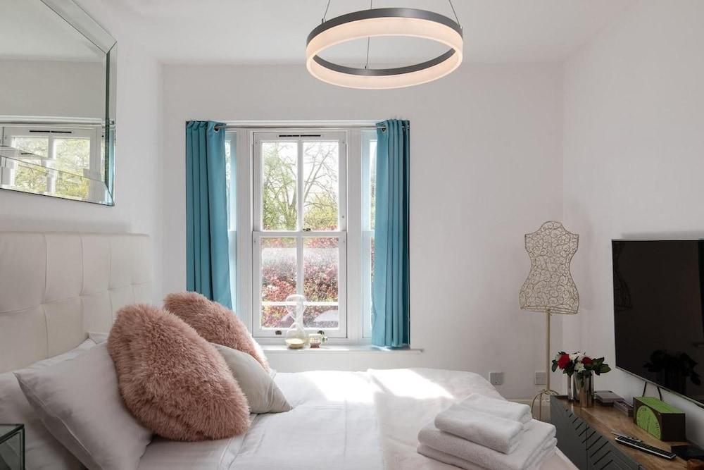Immaculate 1-bed Apartment in London - Tap to explore photos