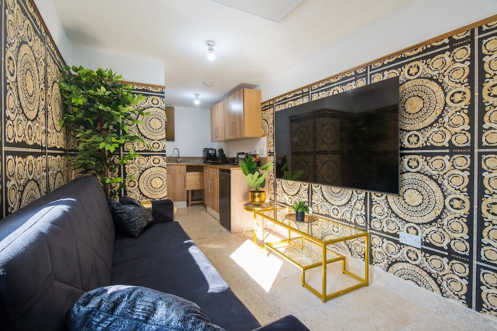 Luxury Versace 2 Bed, Hot Tub, Pool Table, Sky Tv - Tap to explore photos