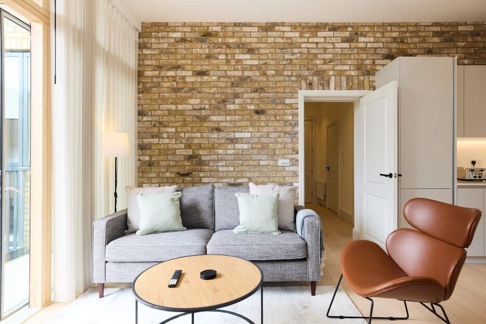 The East London Mile Place - Cosy 2bdr Flat With Balcony - Tap to explore photos