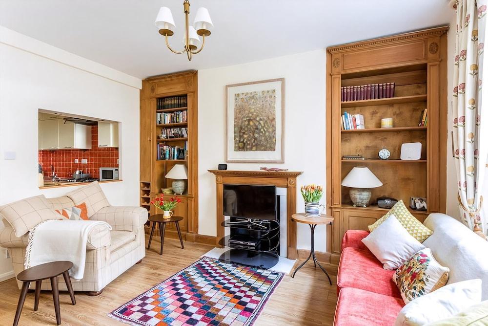 Cosy Pimlico Retreat - Tap to explore photos