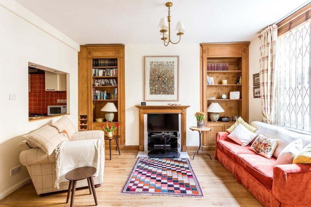 Cosy Pimlico Retreat - Tap to explore photos