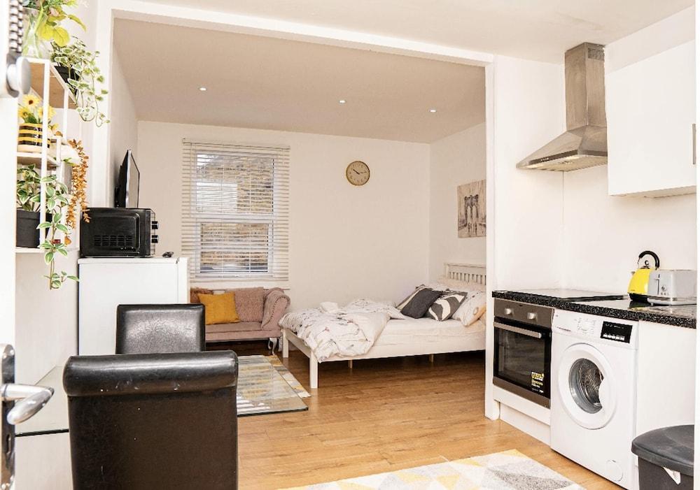 Luxury Studio Flat in London - Tap to explore photos