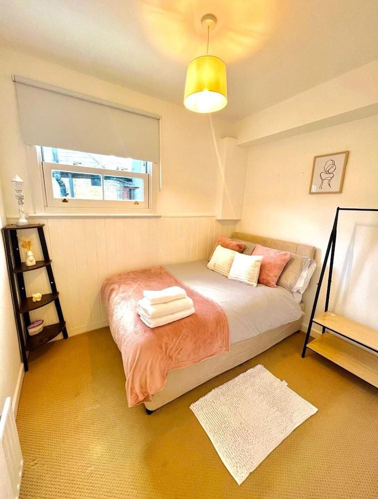 Captivating 2-bed Apartment in Clapham - Tap to explore photos