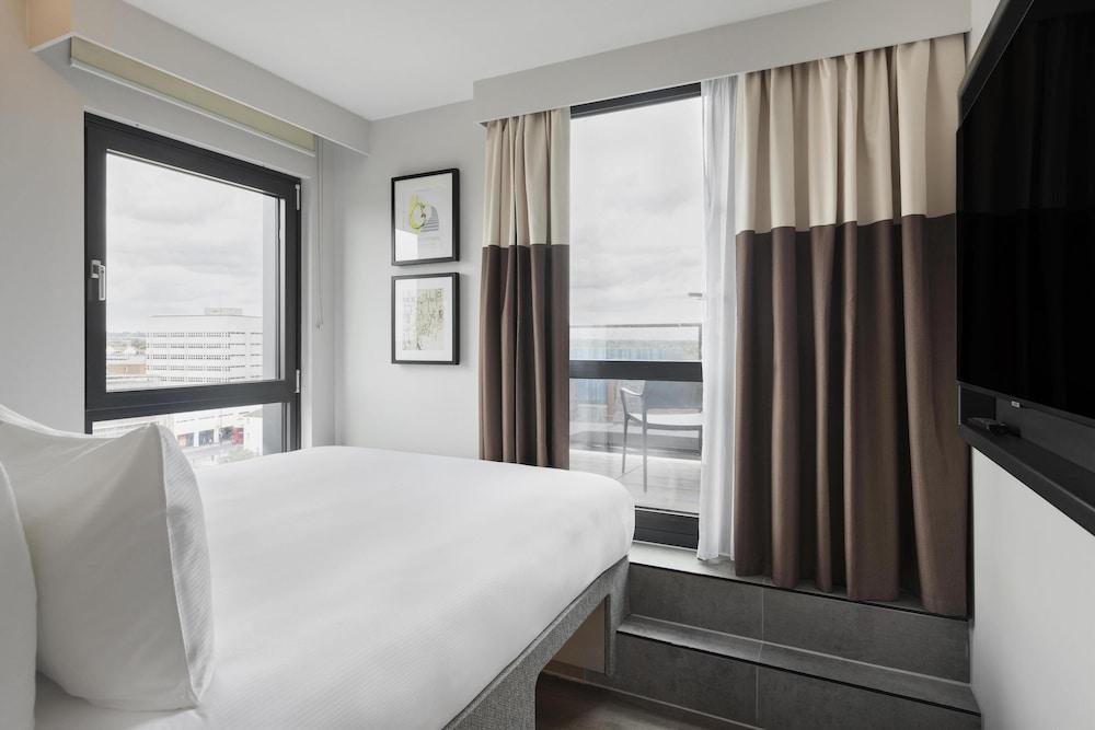 Spark by Hilton London Romford Room Type - Standard Room, 1 King Bed, Balcony