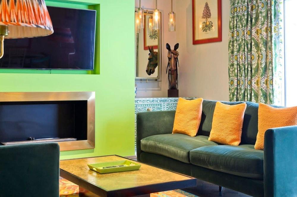 Long Stay Discounts - 3 Bed Kensington Garden Flat - Tap to explore photos