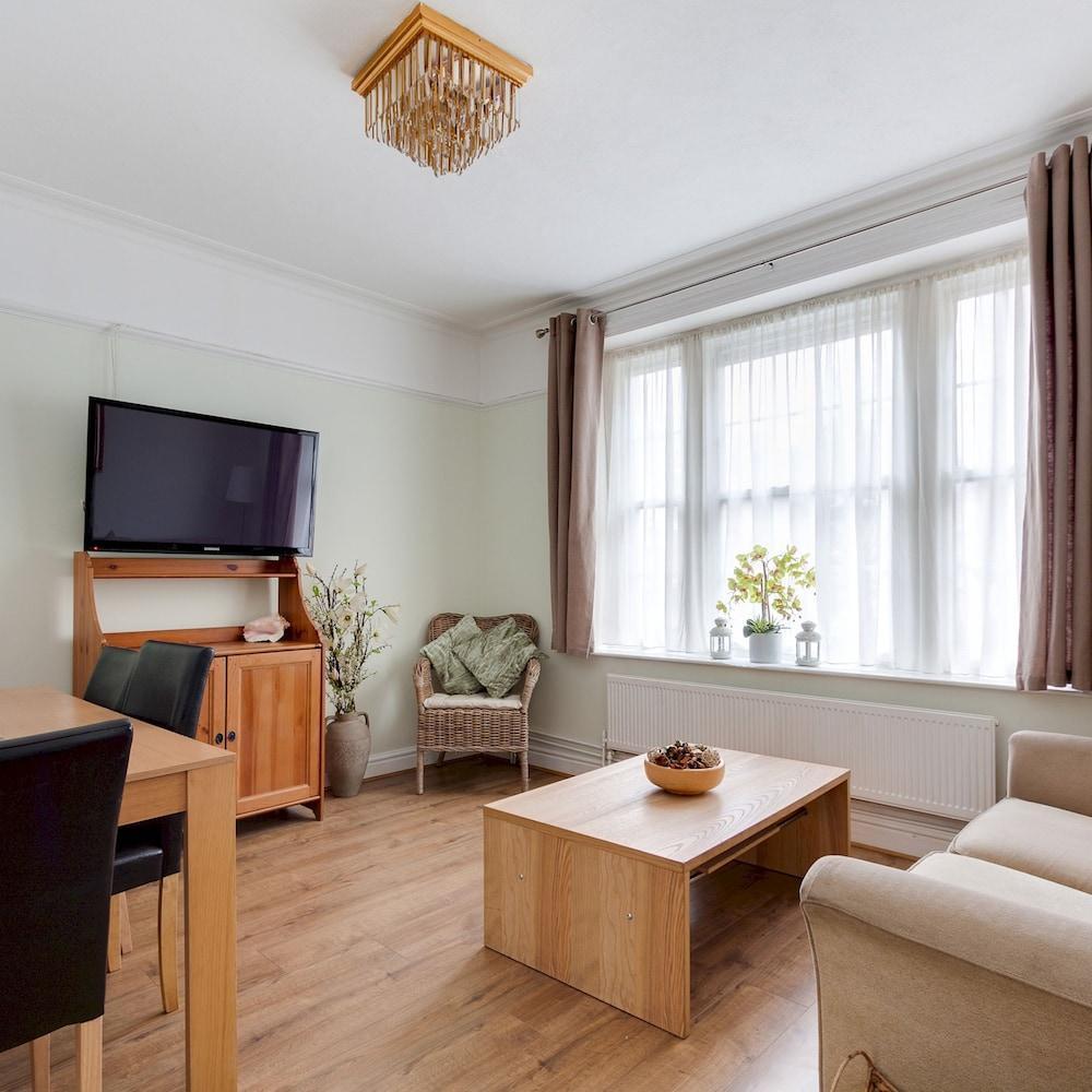 Super Cosy 2-bed 1-bath Apartment With Balcony - Tap to explore photos