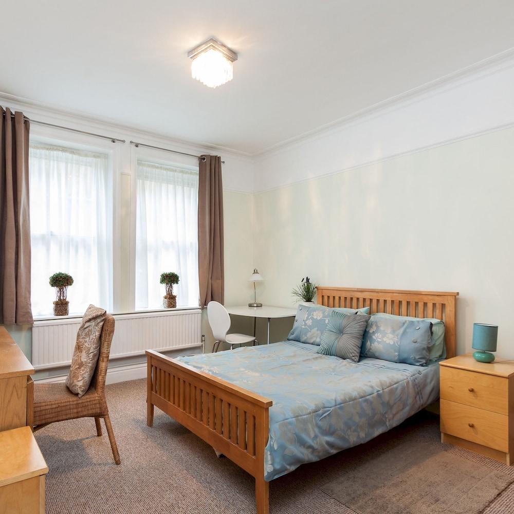 Super Cosy 2-bed 1-bath Apartment With Balcony - Tap to explore photos