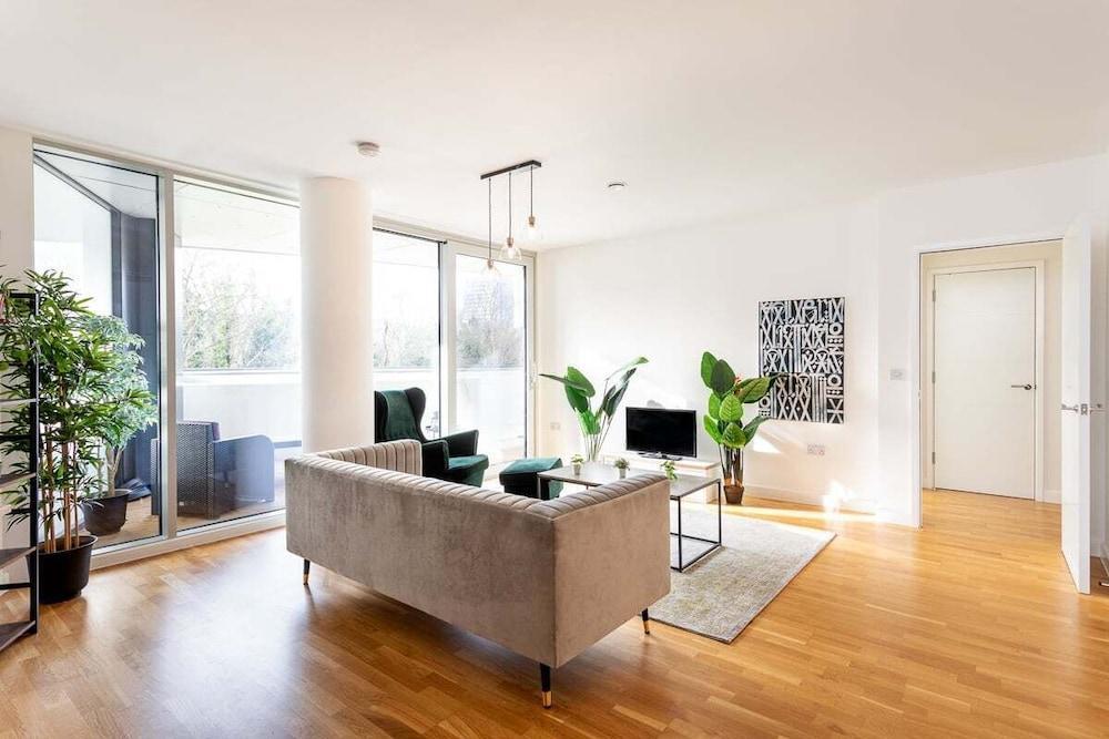 Modern Chiswick Apartment - Tap to explore photos