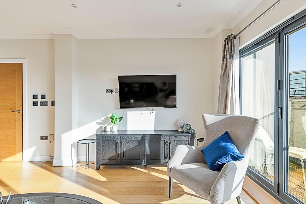 Penthouse Apartment In Brentford - Tap to explore photos