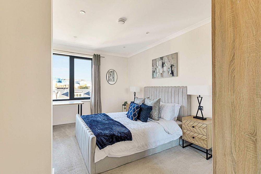 Penthouse Apartment In Brentford - Tap to explore photos