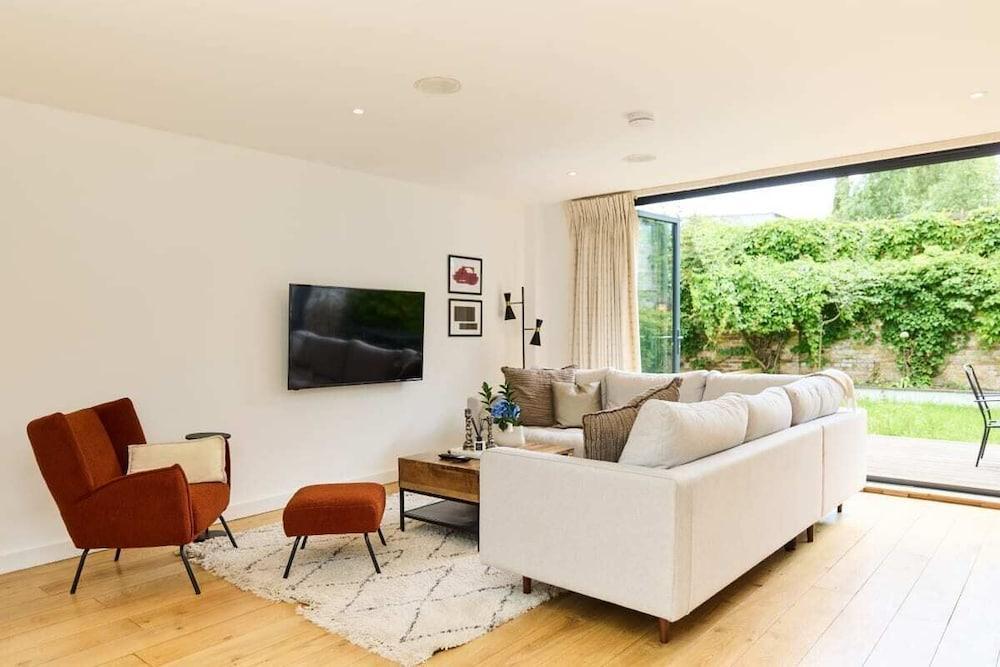 The Putney Wonder - Dazzling 3bdr Flat With Garden - Tap to explore photos