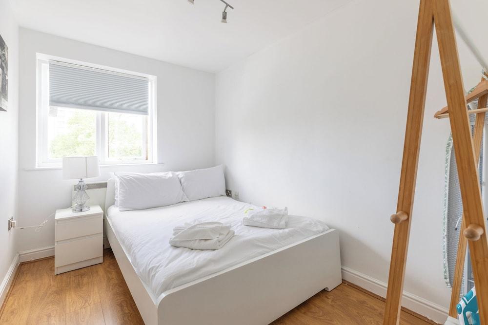 Woolwich Oasis · 2BR · 5 min to Rail · Parking