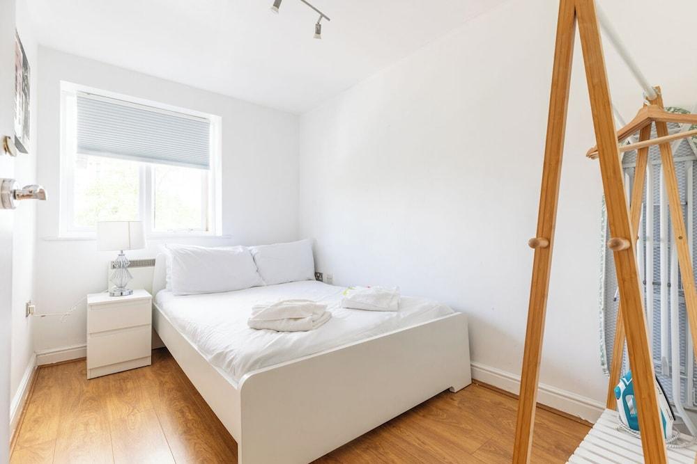 Woolwich Oasis · 2BR · 5 min to Rail · Parking - Tap to explore photos