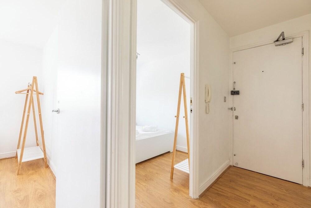 Woolwich Oasis · 2BR · 5 min to Rail · Parking - Tap to explore photos