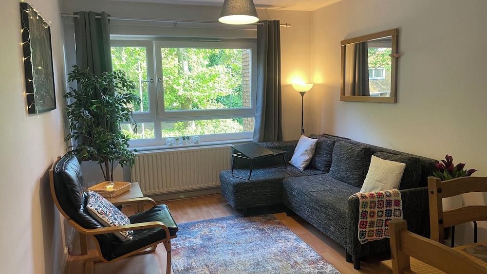 Cosy 1-bed Flat, Family Friendly, Free Parking - Tap to explore photos