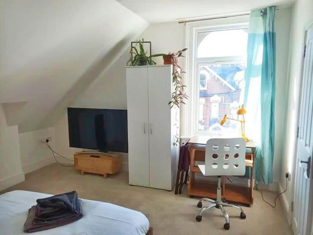 Stylish 2bed 2bath 8min to LondonBridge - Tap to explore photos