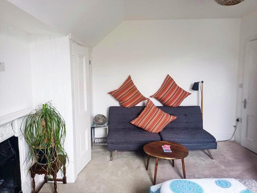 Stylish 2bed 2bath 8min to LondonBridge - Tap to explore photos