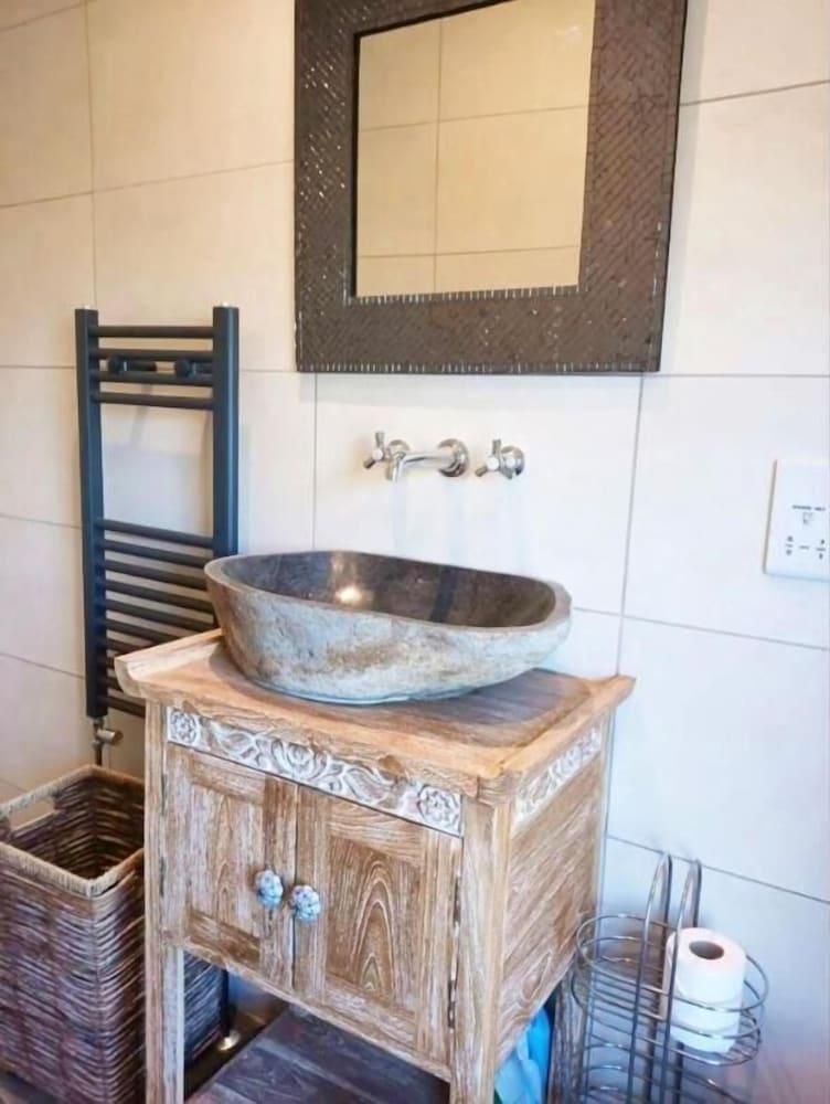 Stylish 2bed 2bath 8min to LondonBridge - Tap to explore photos