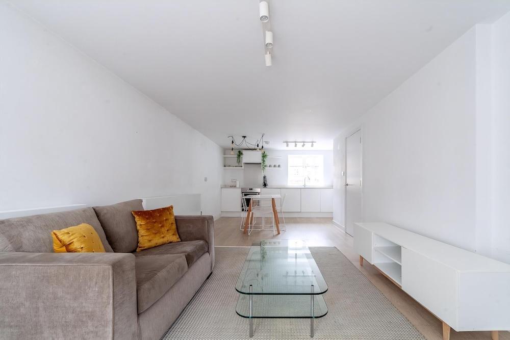 City Relay Two Bedroom Belgravia Charm - Tap to explore photos