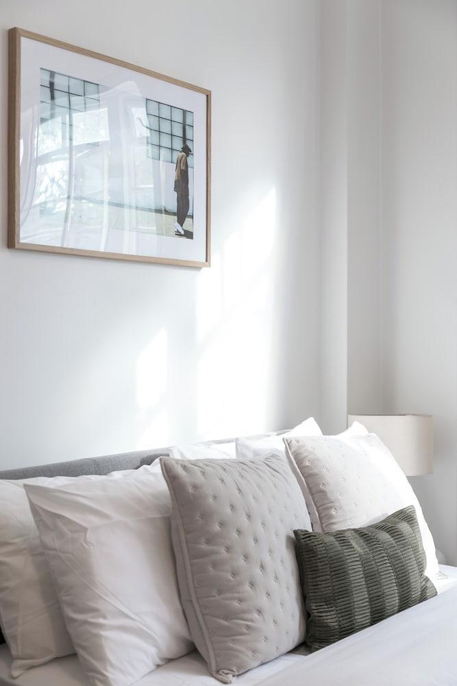 Beautifully Presented Centrally Located Studio apt - Tap to explore photos