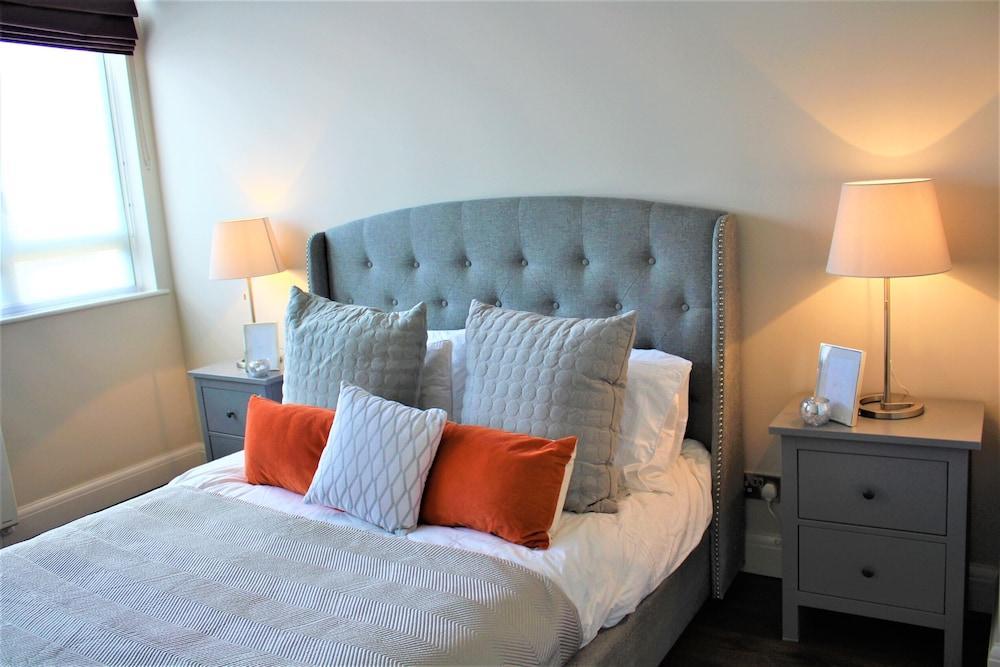 One Bed Penthouse Apartment in City Road - Tap to explore photos