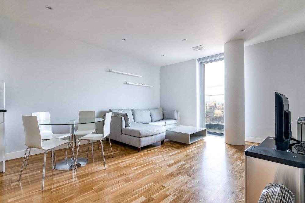 New Development Canary Wharf Flat - Tap to explore photos