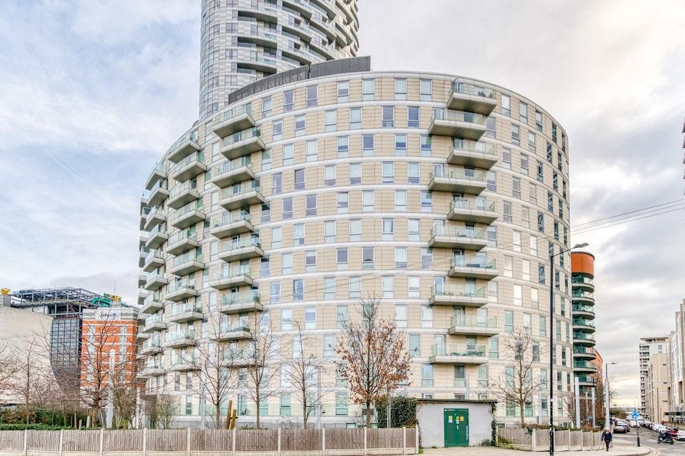 New Development Canary Wharf Flat - Tap to explore photos