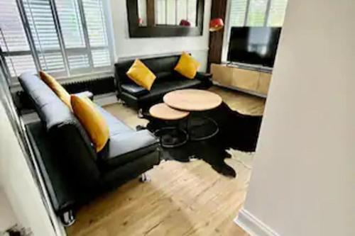 Clapham 3-bed Flat, Sleeps 6 With Free Parking - Tap to explore photos