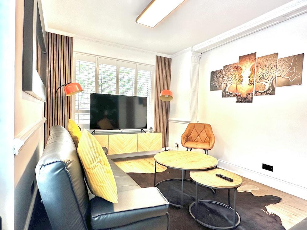 Newly Refurbished 3 bed Flat , Free Parking - Tap to explore photos