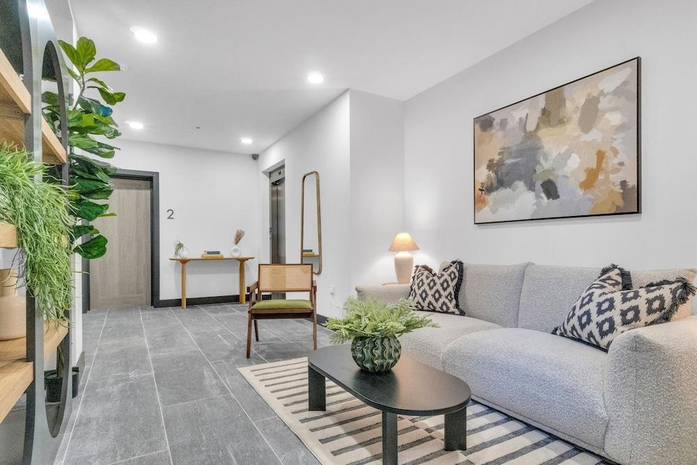 homely - North London Penthouse Finchley - Tap to explore photos
