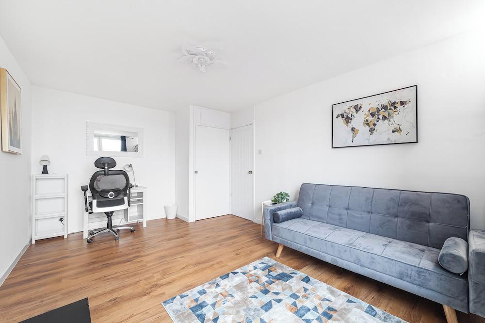 Modern Living In Stylish 3bed Flat - Tap to explore photos