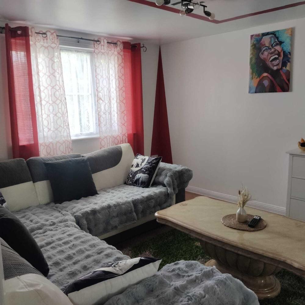 Captivating 3-bed Apartment in Romford - Tap to explore photos