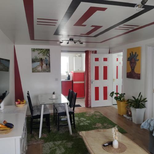 Apartment - Sleeps 5 - Parking - Station Close - Tap to explore photos