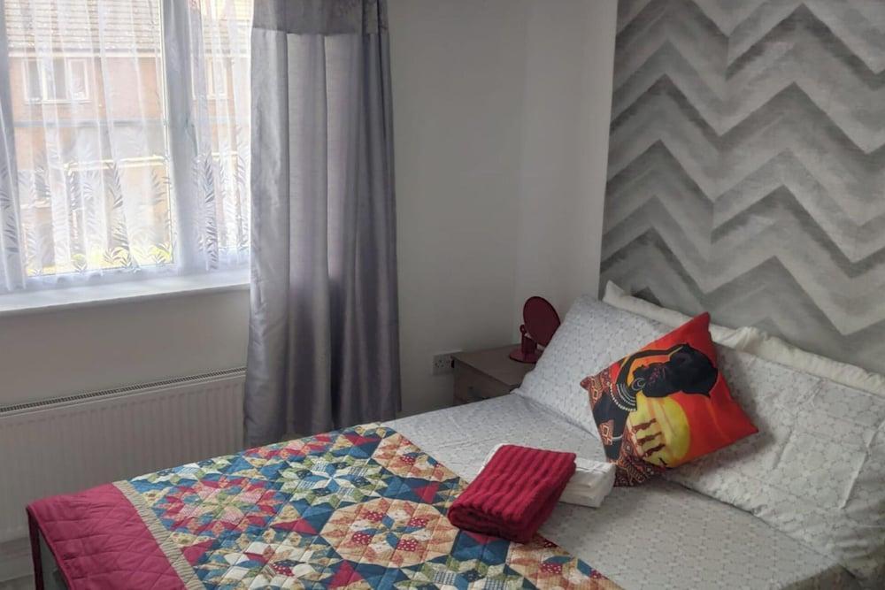 Apartment - Sleeps 5 - Parking - Station Close - Tap to explore photos