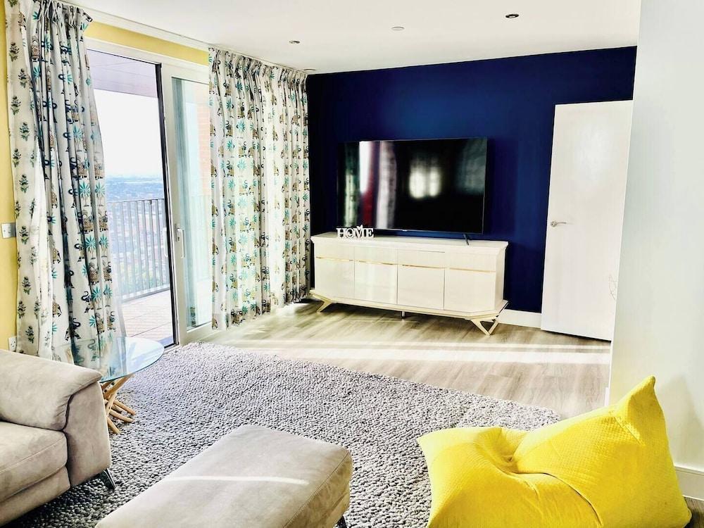 Healum Retreat - 3BR Apartment, Southall - Tap to explore photos