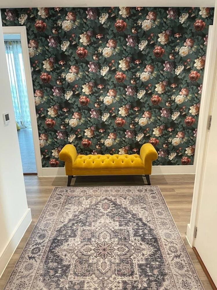 Healum Retreat - 3BR Apartment, Southall - Tap to explore photos