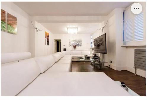 Super Large Apartment in London for Larger Groups - Tap to explore photos